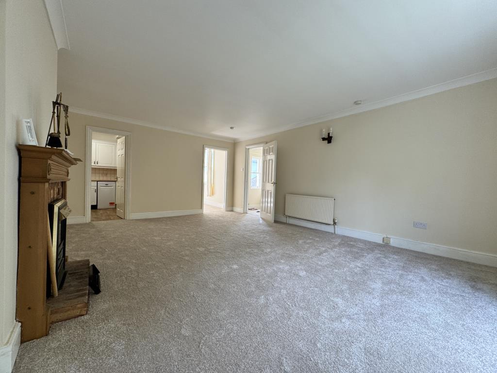 Lot: 164 - TWO-BEDROOM FLAT IN CITY CENTRE - Living Area